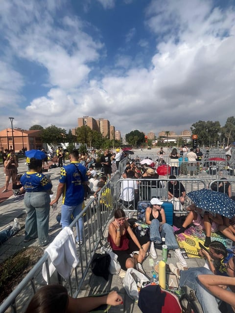 Centenares de seguidores ya estaban esperando para el concierto