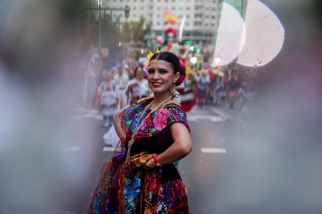 Una persona participa en la Cabalgata de la Hispanidad en Madrid, a 5 de Octubre de 2024, en Madrid.