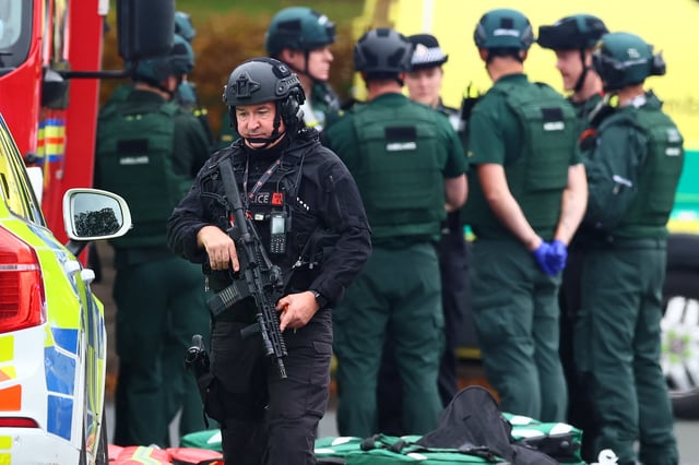 Agentes de policía armados permanecen cerca de la sinagoga de la Congregación Hebrea de Heaton Park, en Crumpsall, al norte de Manchester, el 2 de octubre de 2025. (Foto de Paul Currie / AFP).
