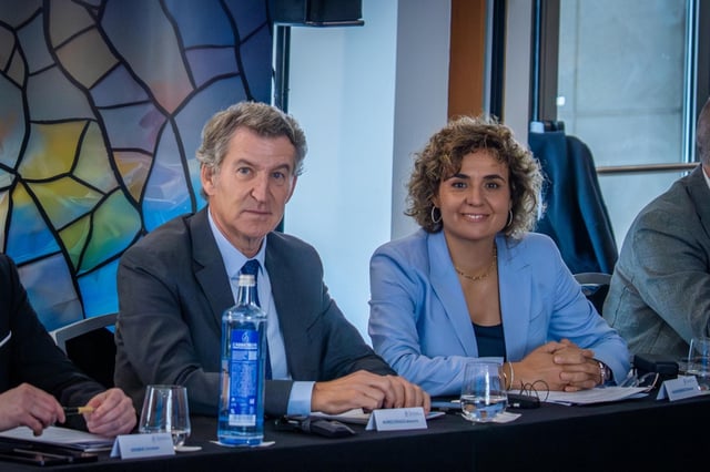 El presidente del PP, Alberto Núñez Feijóo, junto a la secretaria general del PPE, Dolors Montserrat.