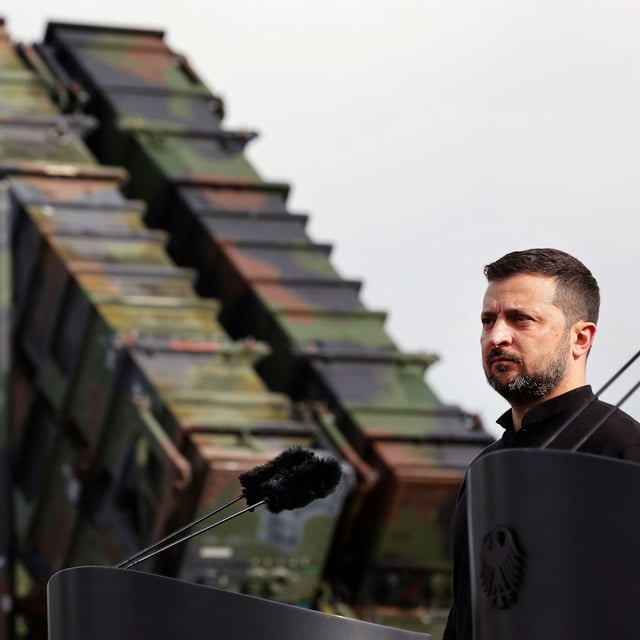 Wolodymyr Selenskyj, Präsident der Ukraine, steht bei seinem Besuch auf einem Truppenübungsplatz vor einem Flugabwehrraketensystem vom Typ «Patriot». 