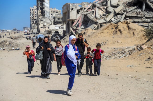 Displaced Palestinians walk south as they flee Gaza City, following an Israeli evacuation order, amid an Israeli military operation, Gaza City, October 2, 2025. REUTERS/Ebrahim Hajjaj
