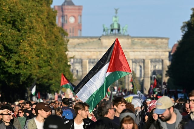 Angesichts des Krieges im Gazastreifen und der katastrophalen humanitären Lage der dortigen palästinensischen Bevölkerung hat eine Gruppe von Nahost-Experten eine grundlegende Neuausrichtung der deutschen Israel-Politik gefordert.