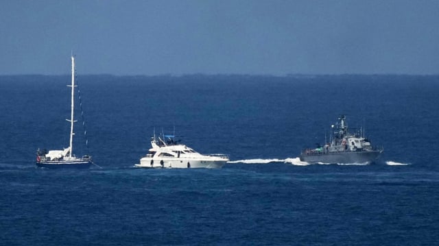 Israelische Marineschiffe eskortieren Boote der zivilen Gaza-Flottille Sumud.