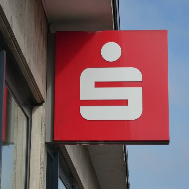 Betrüger versenden derzeit gefälschte E-Mails und SMS, die angeblich von der Sparkasse stammen. (Symbolbild)