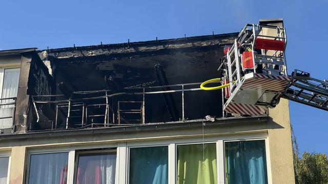 Die Flammen hatten Teile des Dsches erfasst.