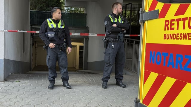 Polizisten haben den Unglücksort abgeserrt.