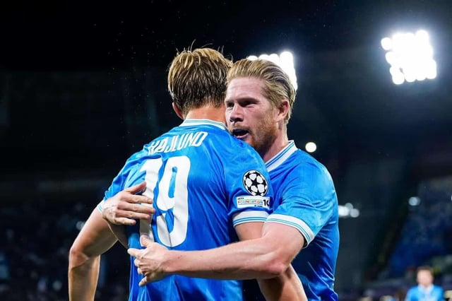 Kevin De Bruyne and Ramsus Hojlund celebrate for Napoli