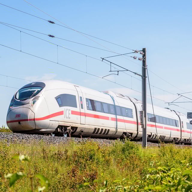 Ein 22-jähriger Schwarzfahrer löste am 30. September 2025 im ICE von Berlin nach München bei 280 km/h die Notbremse aus, was zu einem ungeplanten Halt in Ingolstadt führte.