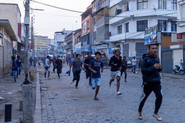 Protesters run during a demonstration against frequent power outages and water shortages, in the capital Antananarivo, Madagascar, October 1, 2025. REUTERS/Zo Andrianjafy