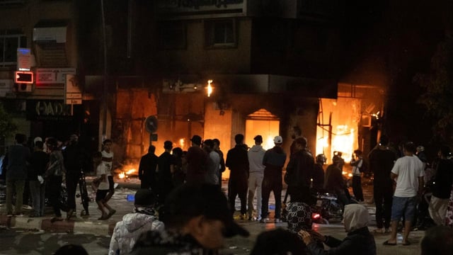 El edificio de un banco se incendia en medio de las protestas lideradas por jóvenes marroquíes que exigen mejoras en el sistema de salud y educacón.