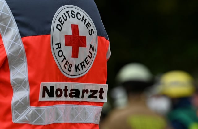 Eine Frau ist bei einem tödlichen Unfall in einer Tiefgarage in Hamburg von ihrem Auto eingeklemmt worden. Sie erlag ihren schweren Verletzungen noch vor Ort, wie die Polizei mitteilte.