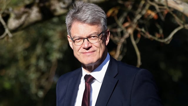 „Er soll sich einige Tage schonen“, sagte ein Sprecher des Ministers.