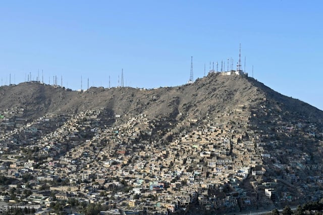 Des antennes de télécommunications sur une colline à Kaboul, le 29 septembre 2025