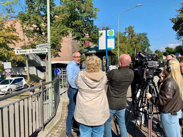 Die Polizei hält vor Ort eine Pressekonferenz ab. 