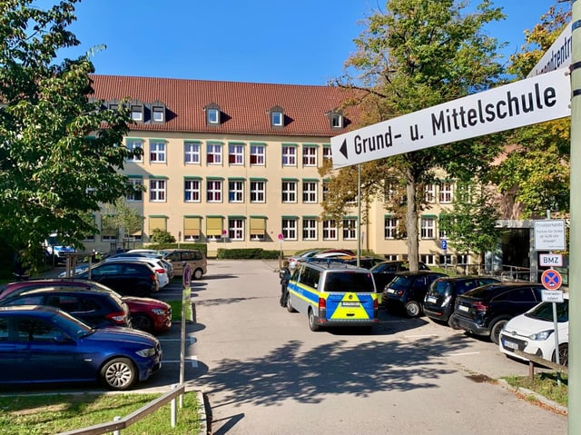 Rund um die Friedberger Mittelschule waren Polizeifahrzeuge und Beamte postiert. Hier auf dem Lehrerparkplatz neben der Schwimmhalle. 