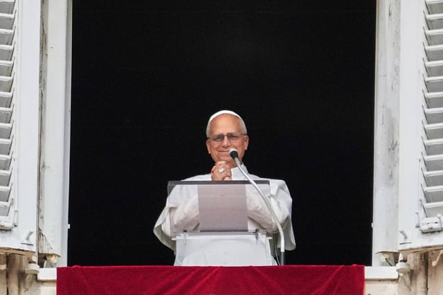 El papa León XIV comparte la visión de su predecesor Francisco sobre la pobreza y los migrantes. (AP / Gregorio Borgia)
