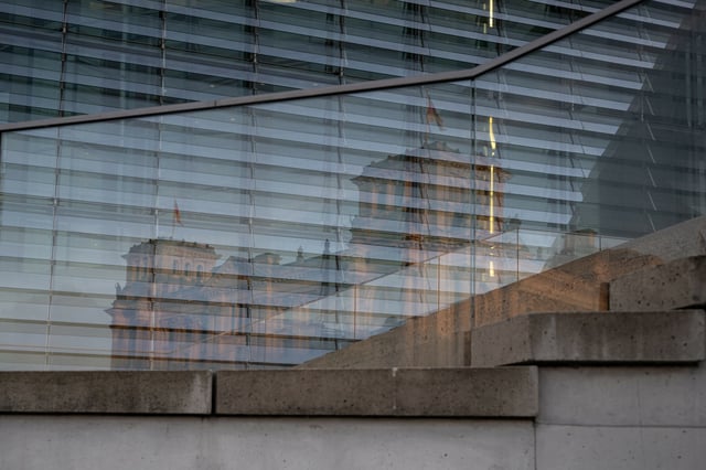 Das Reichstagsgebäude spiegelt sich in einer Scheibe des Marie-Elisabeth-Lüders-Hauses.
