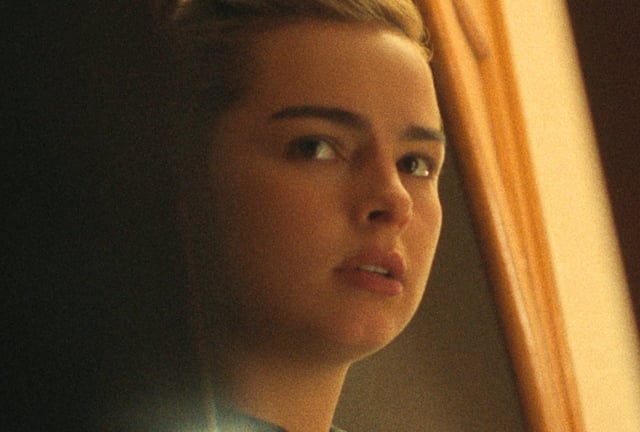 La cantante y estrella de las redes sociales Addison Rae asume el rol de Evelyn Hartley a lo largo de la serie "Monster: The Ed Gein Story" (Foto: Netflix)