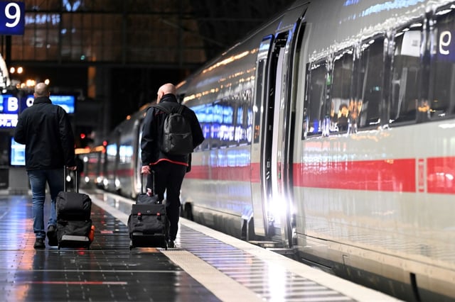 Die Pünktlichkeit im Fernverkehr der Deutschen Bahn hat im September einen neuen Tiefpunkt erreicht. Nur 55,3 Prozent der Züge hatten weniger als sechs Minuten Verspätung, wie die Bahn am Donnerstag mitteilte.