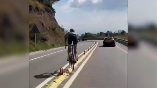 El ciclista Kiko Galván en la carretera de la Arrabassada en Barcelona.