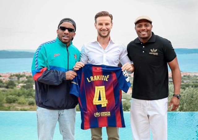 Jefferson Farfán junto a Iván Rakitic durante la grabación de Enfocados Podcast en su gira europea.