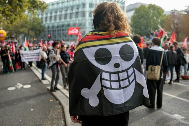 Le drapeau pirate du manga One Piece pendant une manifestation à Paris, le 2 octobre 2025.