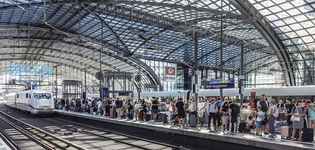 Wartende Menschenmassen auf einem Bahnsteig des Berliner Hauptbahnhofs