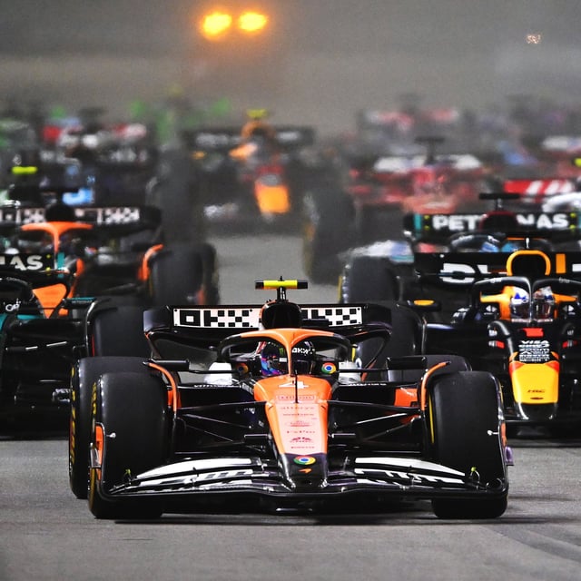  Lando Norris of Great Britain driving the (4) McLaren MCL38 Mercedes leads Max Verstappen of the Netherlands driving the (1) Oracle Red Bull Racing RB20 and the rest of the field into turn one at the start during the F1 Grand Prix of Singapore at Marina Bay Street Circuit on September 22, 2024 in Singapore, Singapore. 