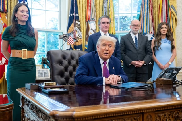 Am zweiten Tag der Haushaltssperre in den USA hat Präsident Donald Trump den Druck auf die oppositionellen Demokraten erhöht. Trump will mit Budgetdirektor Russell Vought über Einschnitte bei "Demokraten-Behörden" beraten.