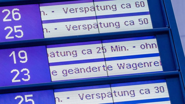 Angaben zu verspäteten Zügen auf einer Anzeigetafel der Deutschen Bahn.