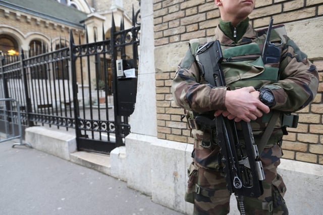 Le dispositif Sentinelle pourra être mobilisé pour assurer la sécurité des « lieux fréquentés par la communauté juive », a indiqué le ministre de l’intérieur, Bruno Retailleau, aux préfets, jeudi 2 octobre 2025. (Ici : un militaire de l’opération Sentinelle devant une synagogue parisienne, en 2015.)