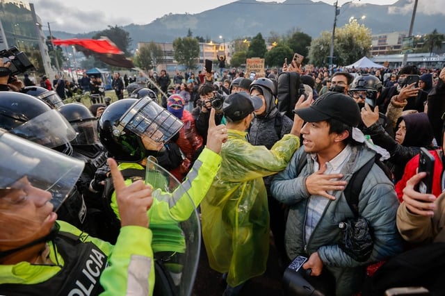 Manifestantes discuten con la Policía de Ecuador durante una manifestación contra el presidente de Ecuador, Daniel Noboa, en Quito (Ecuador). Foto: EFE/ José Jácome