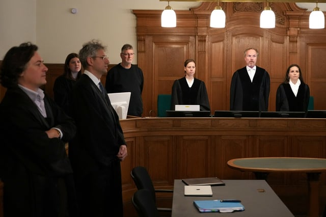 Der Vorsitzende Richter Thorsten Braunschweig (2.v.r) wartet im Saal 200 des Kriminalgerichts Moabit auf den Prozessbeginn gegen einen 38-jährigen Angeklagten. Links stehen die Verteidiger Matthias Kleist (l) und Jochen Schöfthaler. Knapp drei Monate nach seiner Verurteilung wegen Vergewaltigung einer bewusstlosen Abiturientin muss sich der Angeklagte wegen weiterer Vorwürfe verantworten, die erst im ersten Prozess bekannt geworden sind. Der Angeklagte kam erst nach dem Aufruf der Sache in den Gerichtssaal.