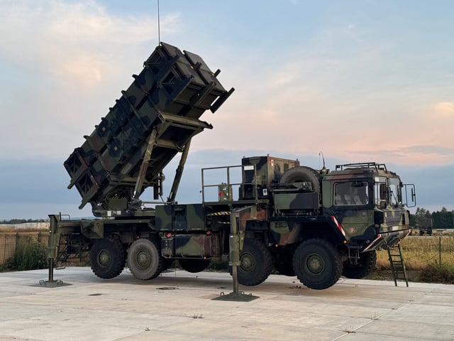 Ein Patriot-Luftabwehrsystemen der Bundeswehr steht auf dem Flughafen.