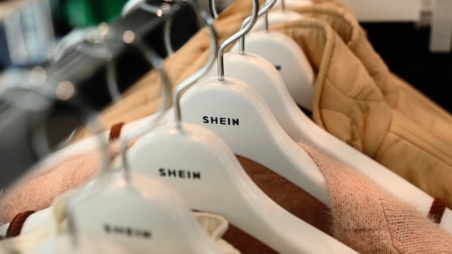 Des vêtements Shein sur des ceintres. Image d'illustration.