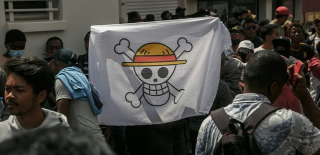 Un manifestant brandit le drapeau pirate du manga One Piece, à Antananarivo (Madagascar), le 30 septembre 2025.