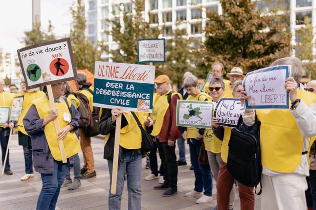 Des manifestants soutenant les 12 militants en faveur du suicide assisté à l’ouverture de leur procès. Le parquet a requis jeudi 2 octobre 2025 jusqu’à dix-huit mois de prison à l’encontre de ces derniers.