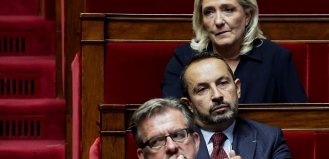 La présidente du groupe Rassemblement national à l'Assemblée nationale, Marine Le Pen, et le député RN Sébastien Chenu (c) à l'Assemblée nationale à Paris le 1er octobre 2025