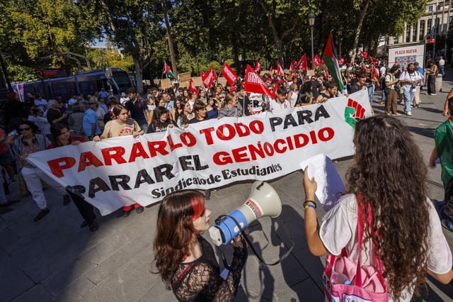 Cientos de estudiantes se manifiestan este jueves por las calles del centro de Sevilla.