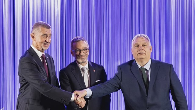 Lors d'une conférence en 2024, le Premier ministre hongrois Viktor Orban (à droite) salue Andrej Babiš (à gauche), dont le parti est donné en tête aux élections législatives de République Tchèque. ©AFP - TOBIAS STEINMAURER