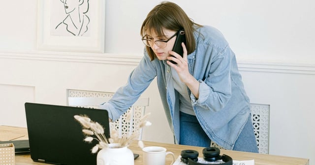 Een vrouw probeert klantenservice te bellen 