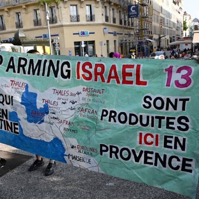 Des personnes manifestent contre les pièces militaires produites par Eurolinks et destinées à Israël, à Marseille, le 5 juin 2025.