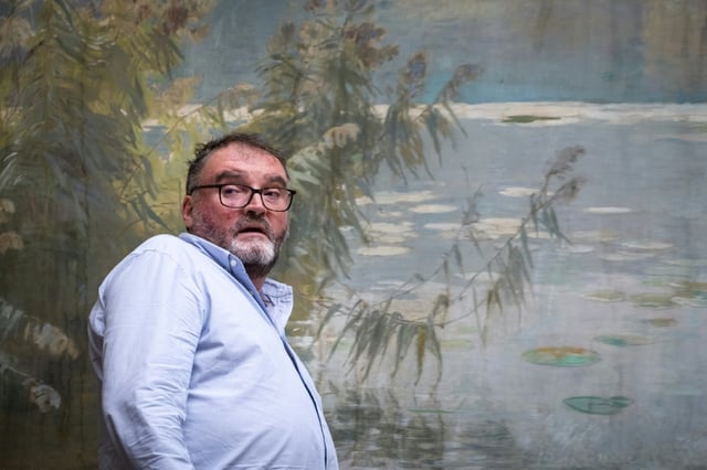 L'ex-anesthésiste Frédéric Péchier arrive à son procès à la cour d'assises du Doubs, le 8 septembre 2025 à Besançon