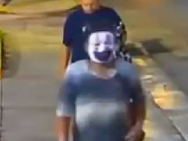 Sujeto disfrazado de payaso acosa a mujeres y roba una cámara en Campeche
