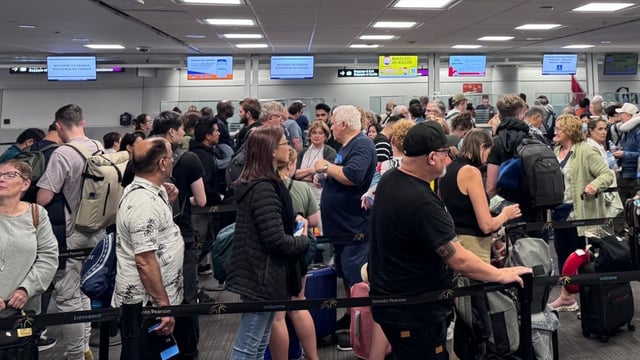 Travellers are being warned of long wait times at Toronto's Pearson International Airport as a result of CBSA's inspection kiosk outage.