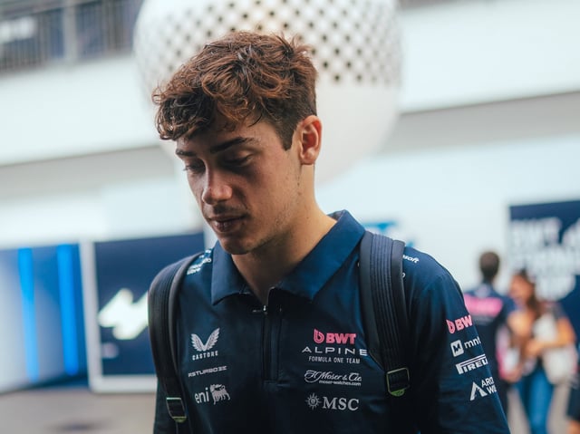 Franco Colapinto llegó este jueves al circuito de Marina Bay en Singapur