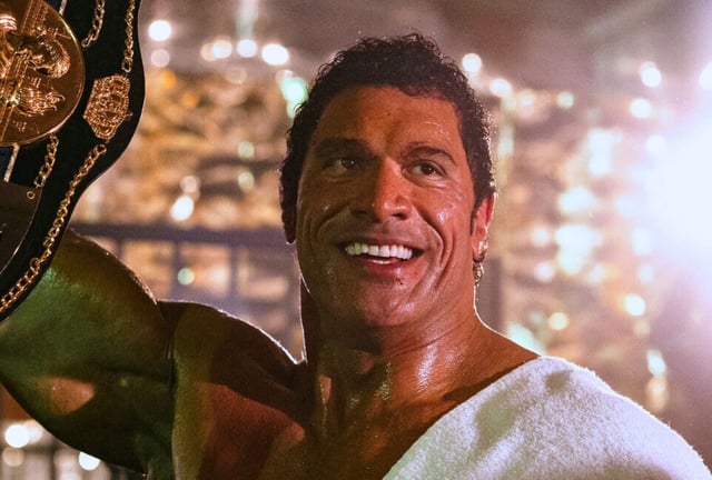 Dwayne "La Roca" Johnson asume el rol principal de Mark Kerr a lo largo de la película biográfica "The Smashing Machine" (Foto: A24)