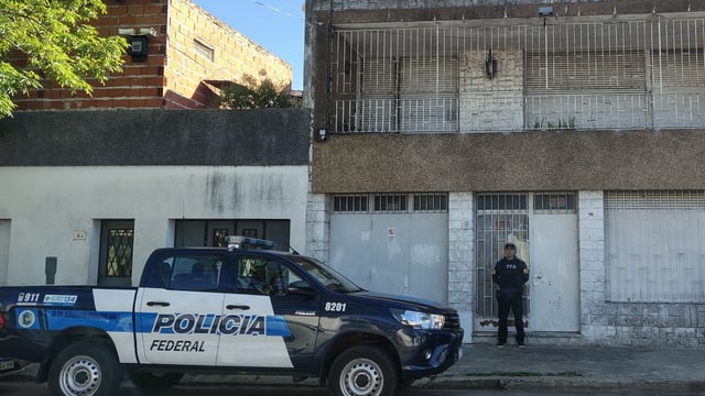 Rescatan en Rosario a una mujer víctima de explotación laboral. Una de las viviendas allanadas, en barrio Martin. 