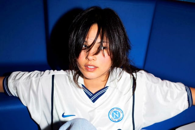 À 26 ans, la chanteuse franco-coréenne Miki publie <em>Industry Plant</em>, son premier album.
